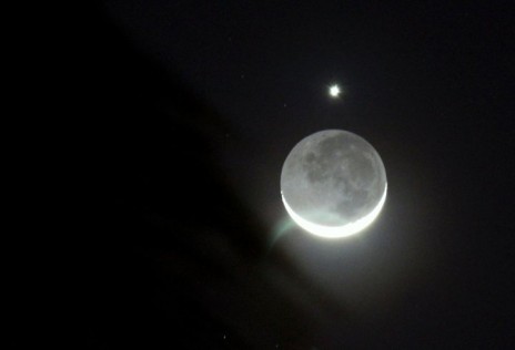 Thin crescent Moon and Venus close together. MUST SEE! [PIC] ;D