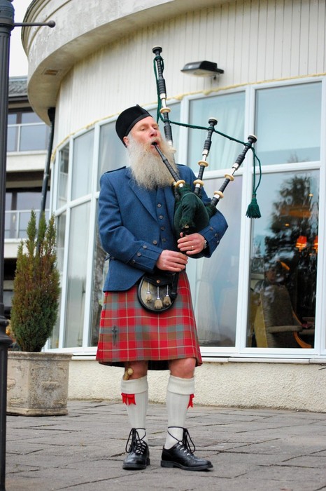 [PIC] Scotsman wearing kilt, playing bagpipes (holiday) + New song!